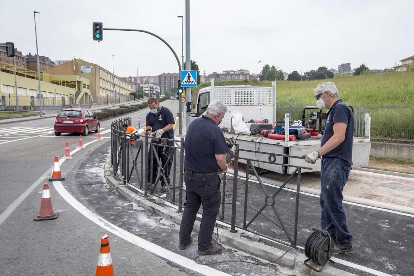 Fotos: Un carril bici lleno de obstáculos