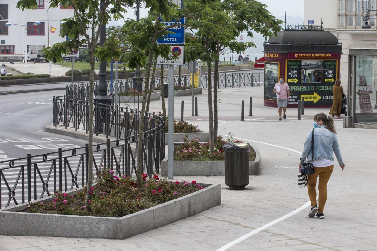 El carril de Puertochico se estrecha por el mobiliario urbano.