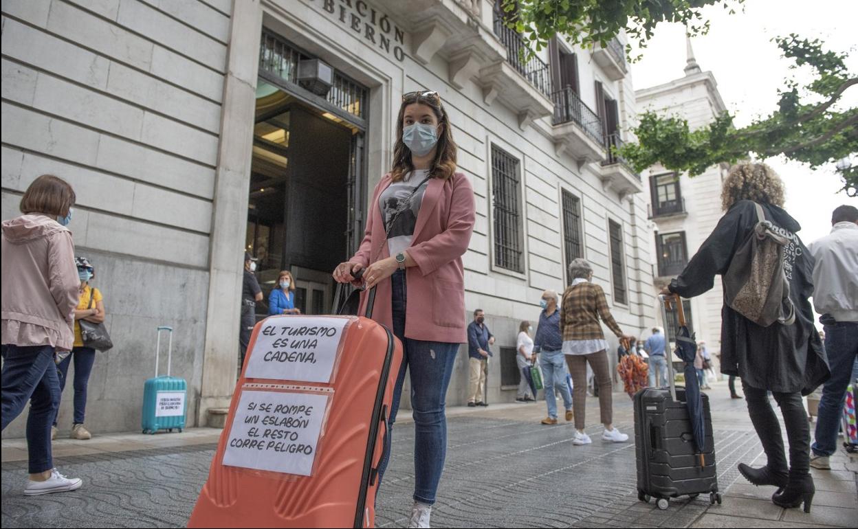 Trabajadores del sector de las agencias de viajes, ayer, frente a la Delegación de Gobierno