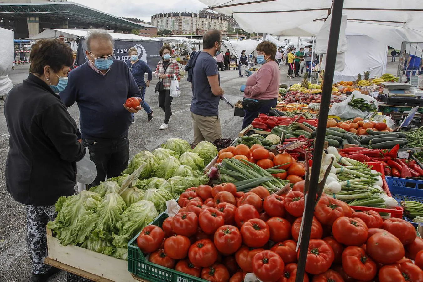 El mercadillo de los jueves ha regresado hoy a su lugar habitual, a la explanada exterior del Mercado de Ganados, en el barrio de Nueva Ciudad, después de su traslado temporal a la plaza de La Llama.