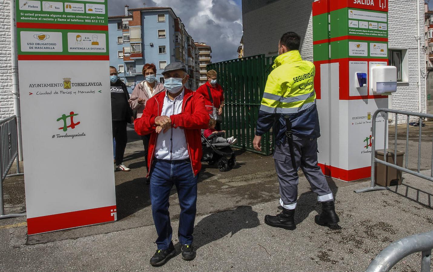 El mercadillo de los jueves ha regresado hoy a su lugar habitual, a la explanada exterior del Mercado de Ganados, en el barrio de Nueva Ciudad, después de su traslado temporal a la plaza de La Llama.