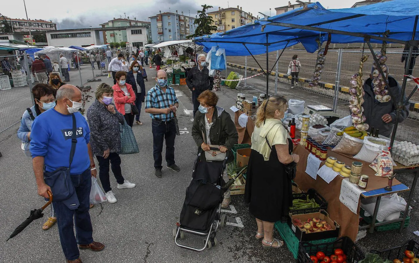 El mercadillo de los jueves ha regresado hoy a su lugar habitual, a la explanada exterior del Mercado de Ganados, en el barrio de Nueva Ciudad, después de su traslado temporal a la plaza de La Llama.