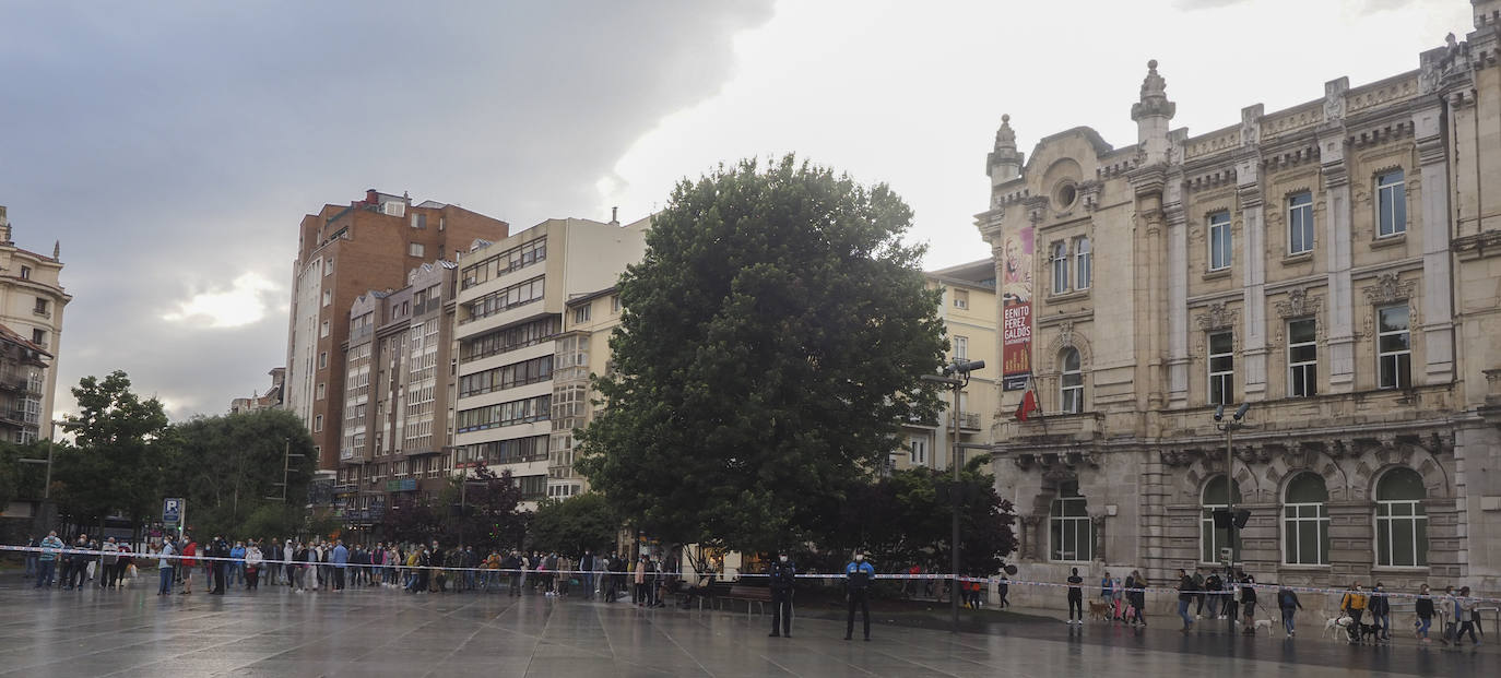 Fotos: Desalojado un edificio de la calle Isabel II por deficiencias en su estructura