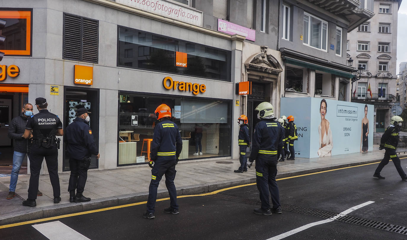 Fotos: Desalojado un edificio de la calle Isabel II por deficiencias en su estructura