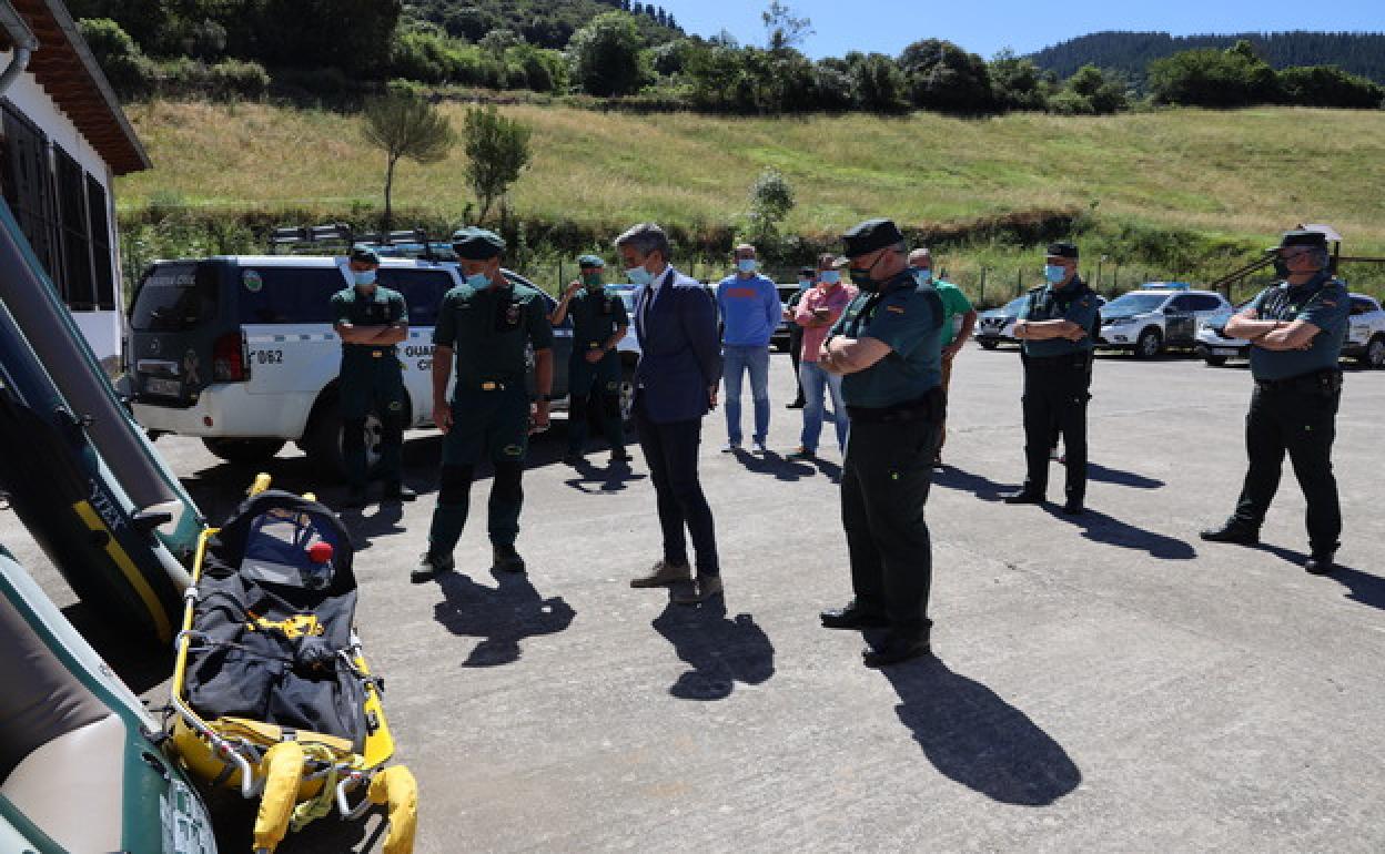 Un momento del acto de entrega del material al GREIM de la guardia civil de Potes/ 