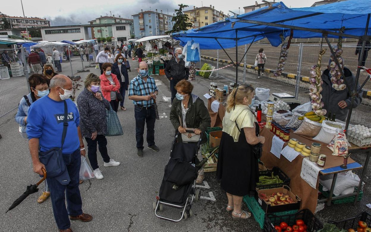 Asistentes al mercadillo de los jueves que ayer, después de casi tres meses, regresó al recinto del Ferial de Ganados.