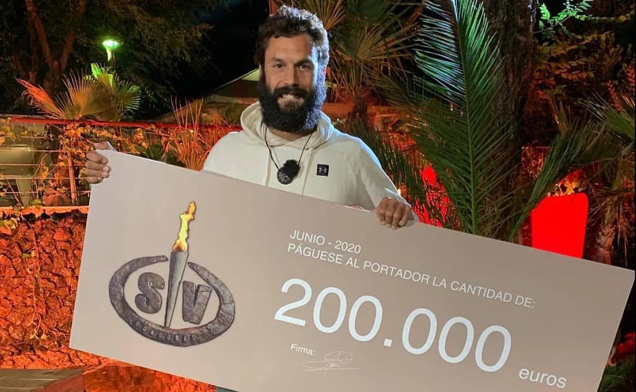 Jorge Pérez posa con su cheque de ganador de 'Supervivientes 2020'.