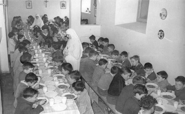 Año 1966. Comedor social que las hermanas Mercedarias instalaron en el sótano del convento.