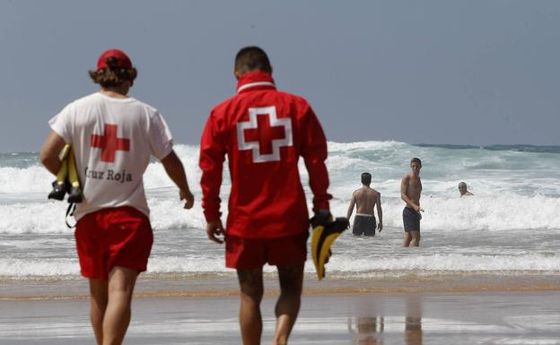 Cruz Roja comienza este fin de semana el servicio de socorrismo en 50 playas cántabras, con tareas extra por el coronavirus