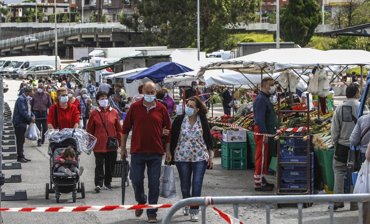 Vendedores y compradores durante el mercadillo de este jueves en el Ferial de Ganados.