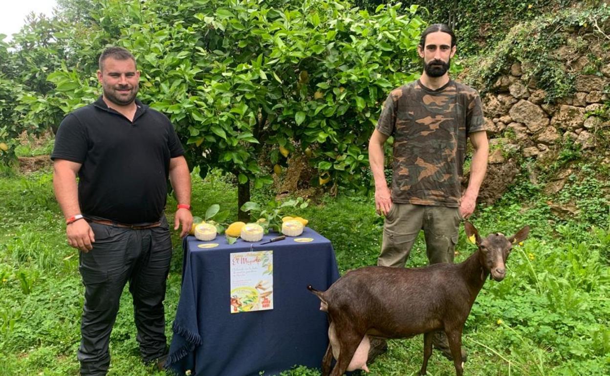 Samuel y Fernando Rodríguez, en su finca de Novales. 