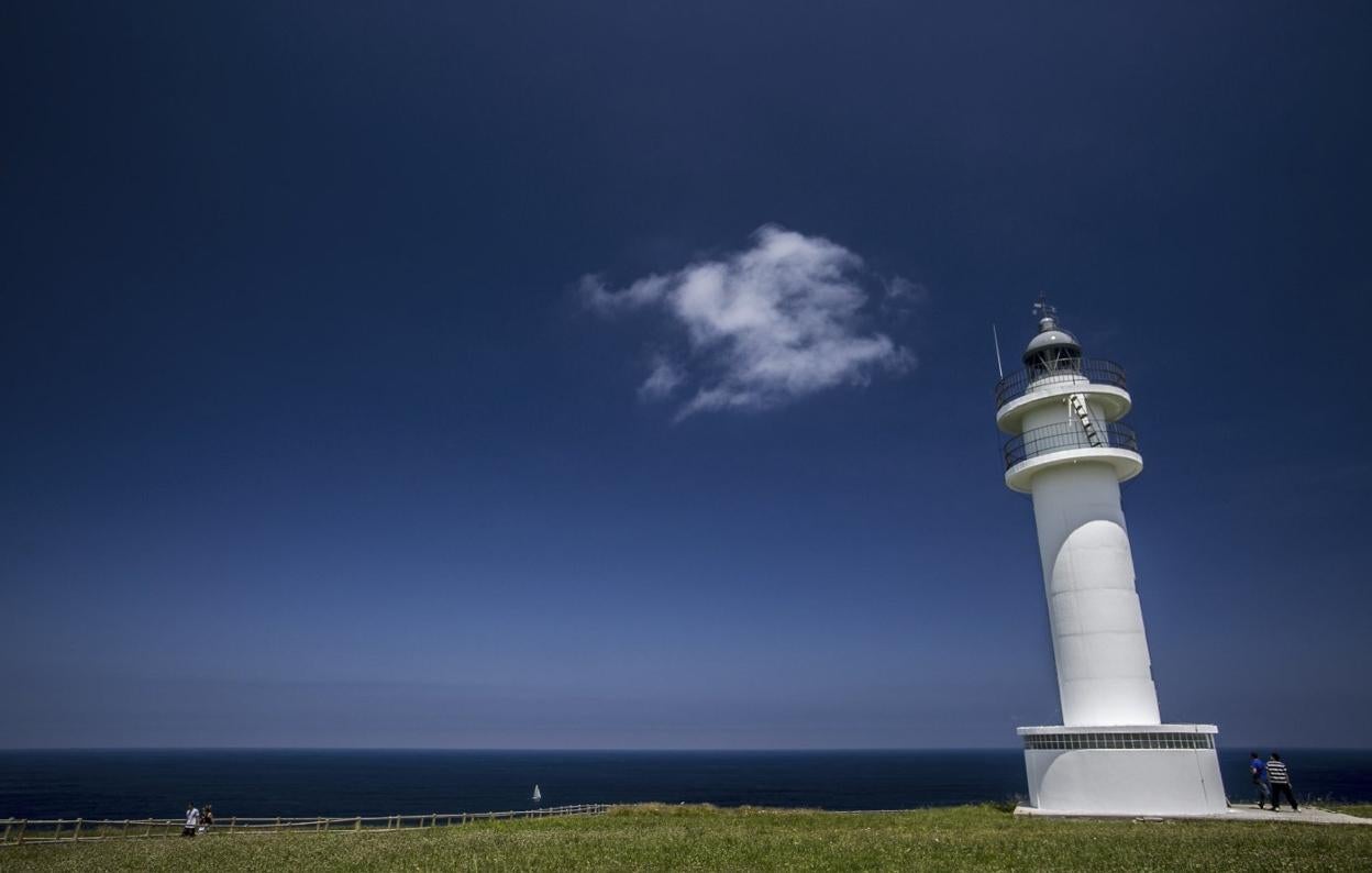 El Faro de Ajo, en uno de los enclaves más bellos de Cantabria, será intervenido en julio.