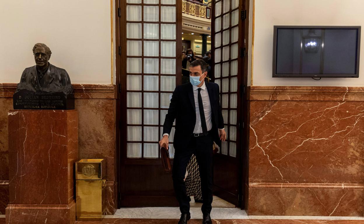 Pedro Sánchez abandona el hemiclo tras el último pleno del Congreso de los Diputados.