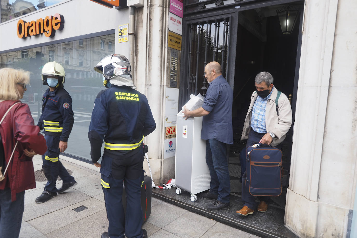 Fotos: Los vecinos del 13 de Isabel II entran en sus viviendas a recoger sus enseres