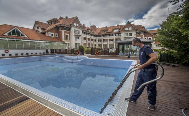 José Bedia, otro de los responsables del mantenimiento, retira las escaleras de acceso a la piscina.