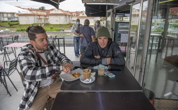 Sergio y Ángel disfrutan de la terraza de Surf Café. 