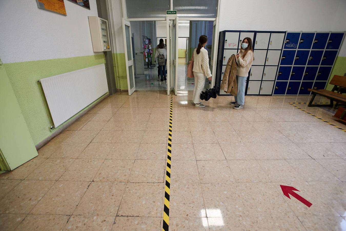 Después de casi tres meses sin clase, los alumnos de 2º de Bachillerato y de los últimos cursos de FP han empezado este lunes a volver a sus institutos.