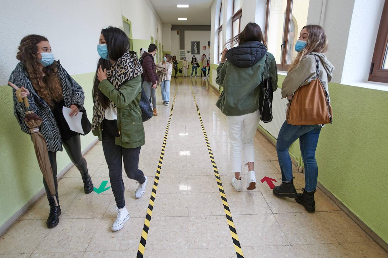 Después de casi tres meses sin clase, los alumnos de 2º de Bachillerato y de los últimos cursos de FP han empezado este lunes a volver a sus institutos.