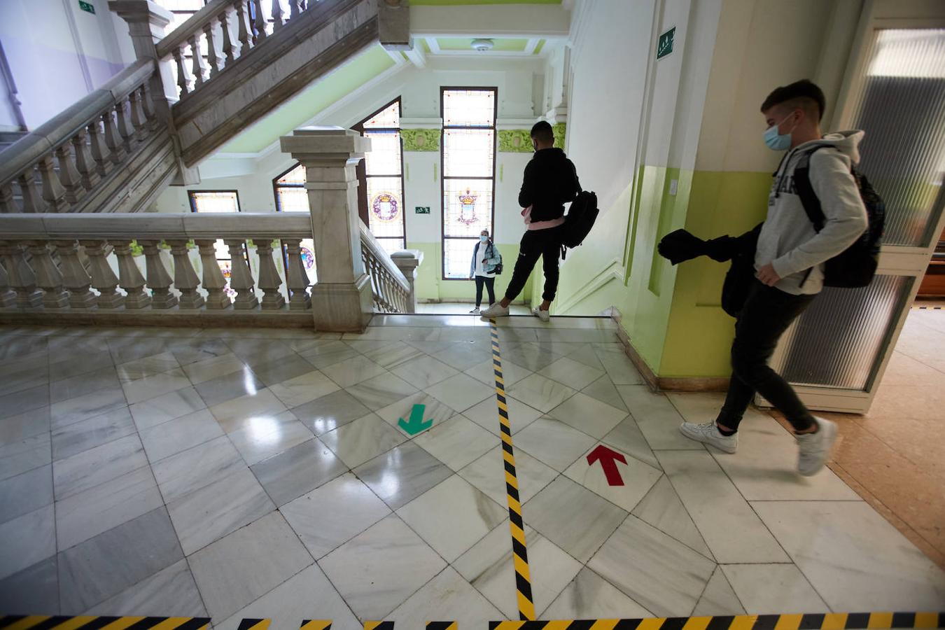 Después de casi tres meses sin clase, los alumnos de 2º de Bachillerato y de los últimos cursos de FP han empezado este lunes a volver a sus institutos.