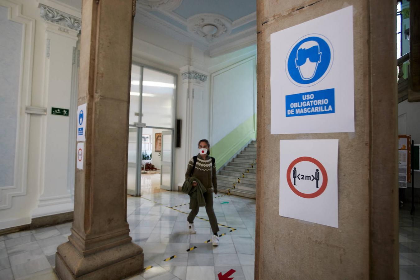 Después de casi tres meses sin clase, los alumnos de 2º de Bachillerato y de los últimos cursos de FP han empezado este lunes a volver a sus institutos.