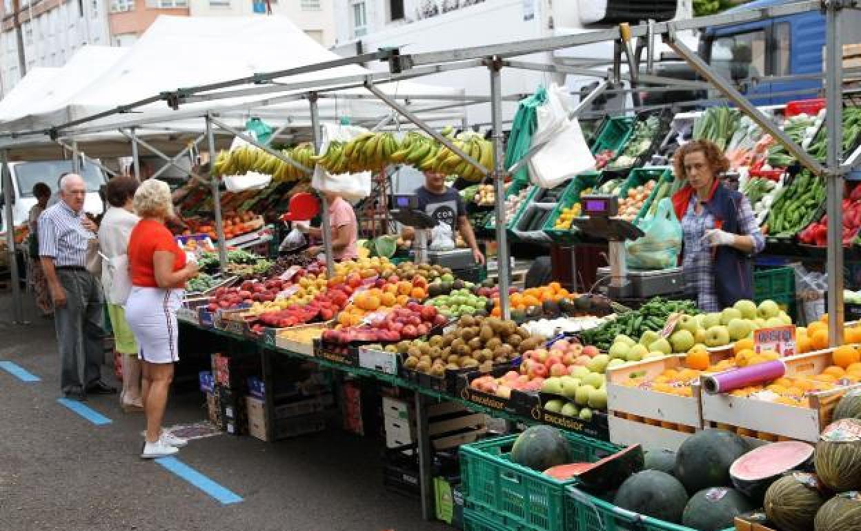 Imagen de unos de los puestos que integran el mercadillo de los jueves en Castro. 