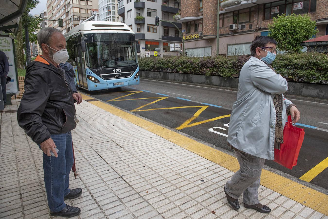 Fotos: Los autobuses de Santander, llenos de mascarillas