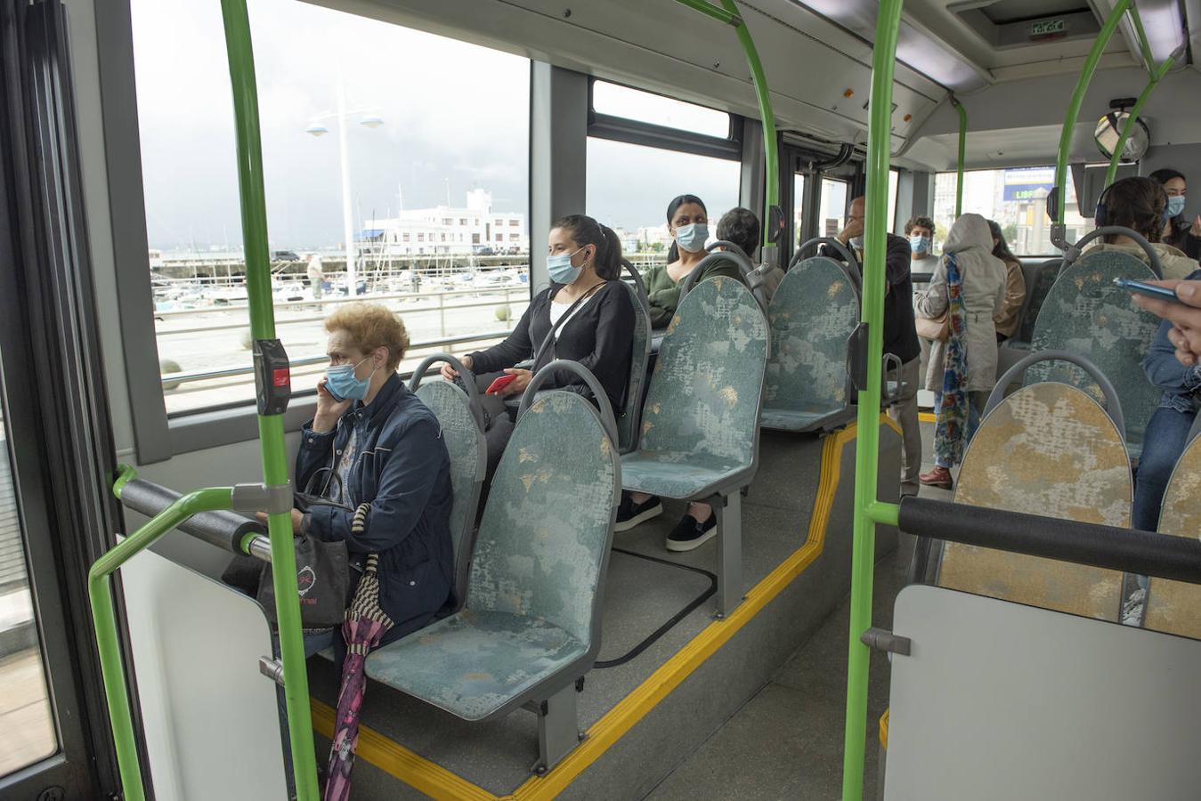 Fotos: Los autobuses de Santander, llenos de mascarillas