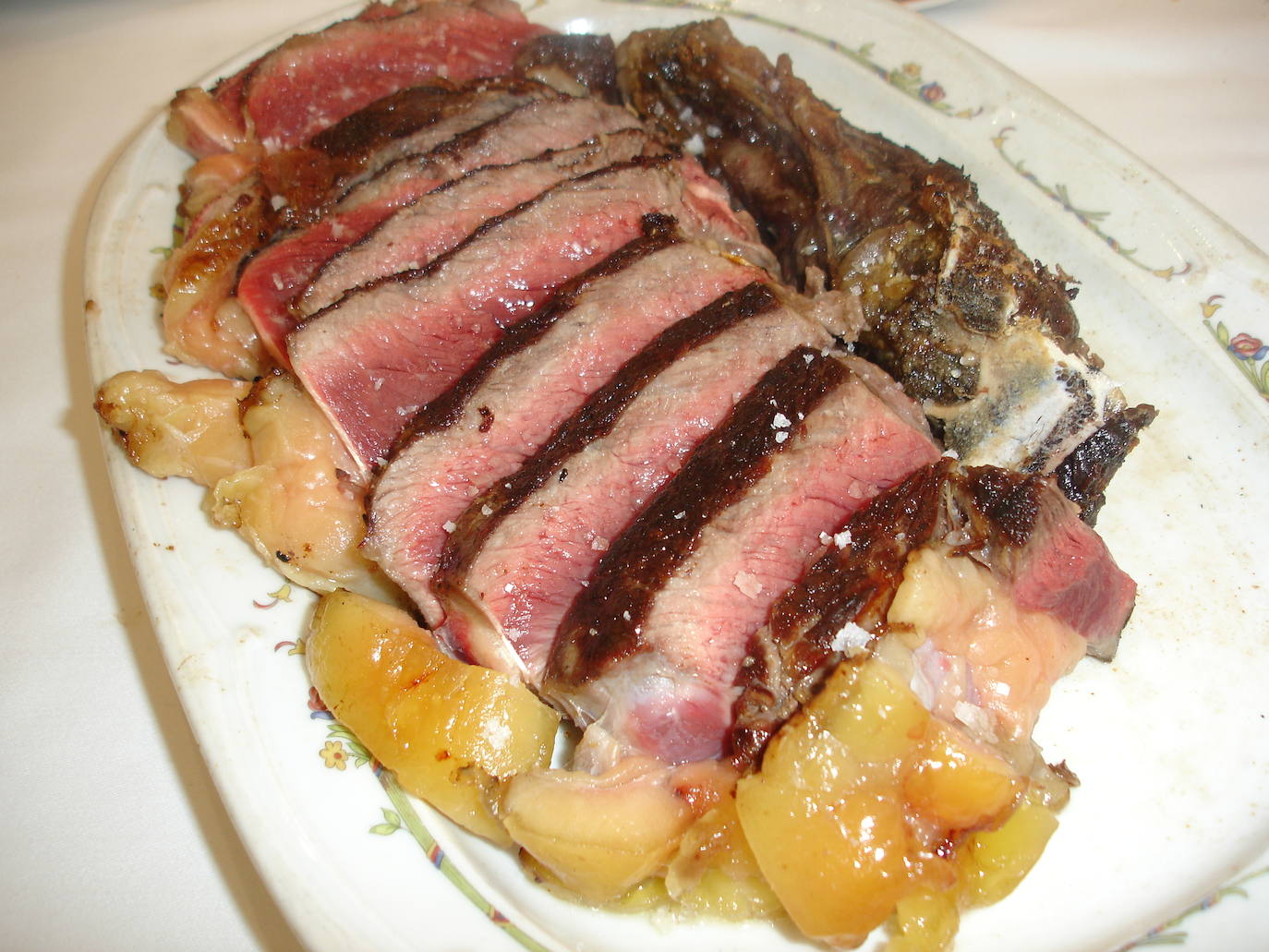 Carne roja a la parrilla del restaurante Laury.