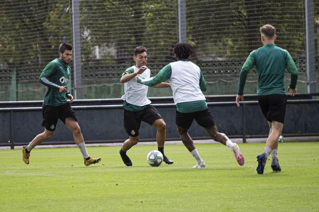 Barral, de frente, trata de marcharse de la marca de Nkaka. El gaditano se entrenó este lunes por primera vez con el grupo tras su lesión. Tras él, Jon Ander. 