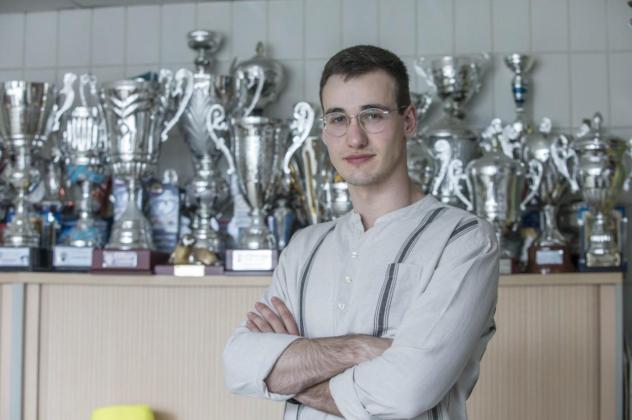 Javier de la Hera posa en la sede del club amarillo, en el que lleva once temporadas. 