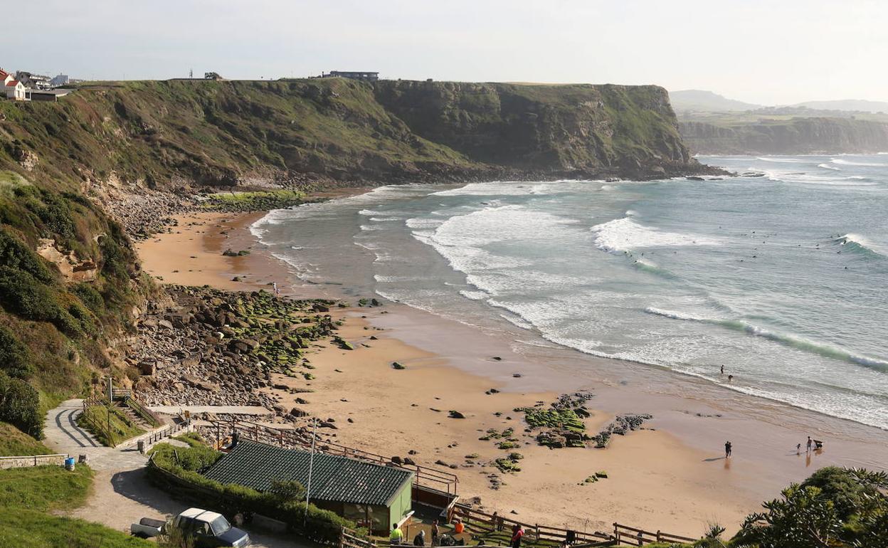 Vista panorámica de la playa de Los Locos, en Suances.