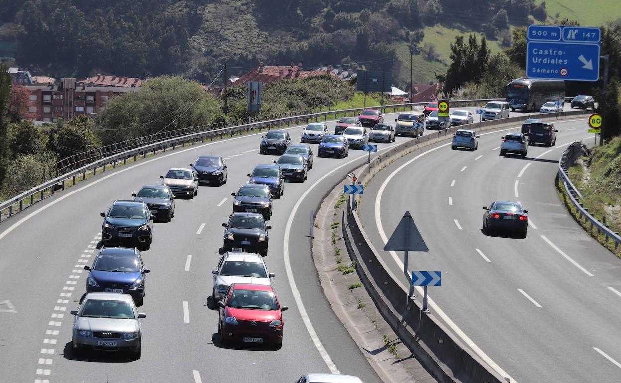 Tráfico en la A-8, que conecta Cantabria con el País Vasco.