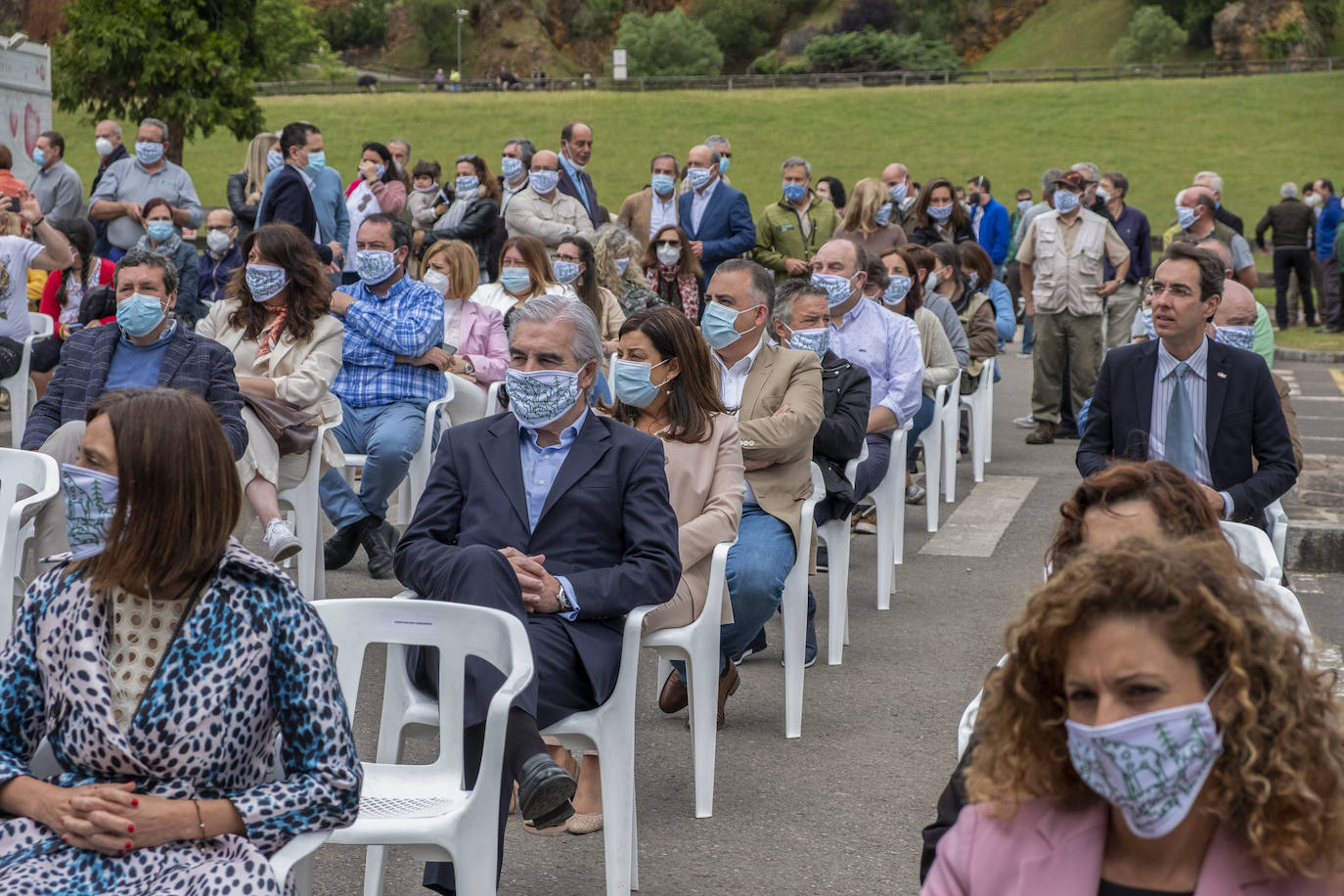 El Parque ha celebrado este miércoles su 30 aniversario con cientos de visitantes cántabros e invitados de diferentes ámbitos políticos y sociales de la región, en el que se ha recordado la historia de este espacio que representa «la memoria, infancia y vida de todos los cántabros».