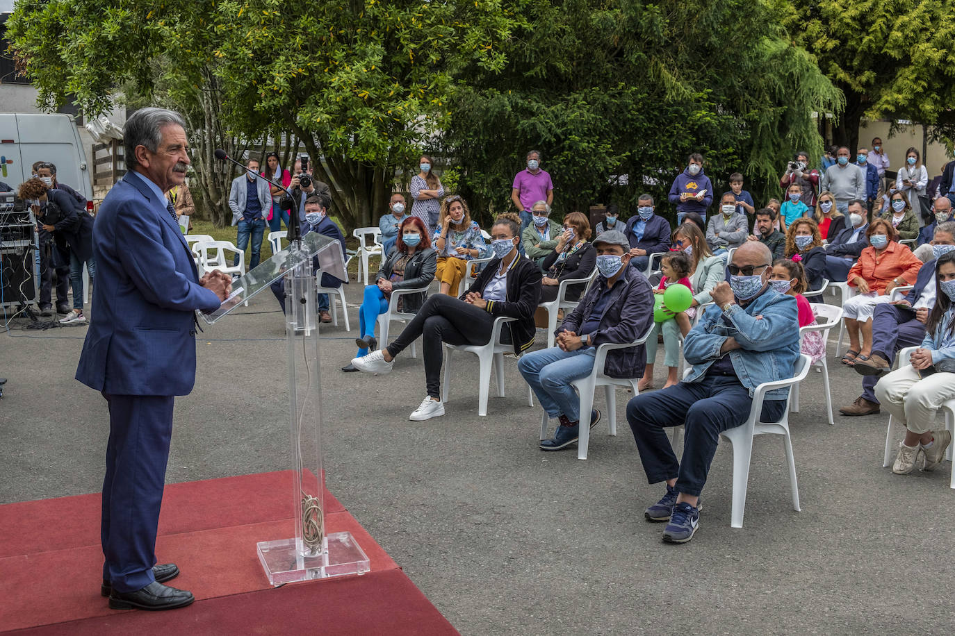 El Parque ha celebrado este miércoles su 30 aniversario con cientos de visitantes cántabros e invitados de diferentes ámbitos políticos y sociales de la región, en el que se ha recordado la historia de este espacio que representa «la memoria, infancia y vida de todos los cántabros».