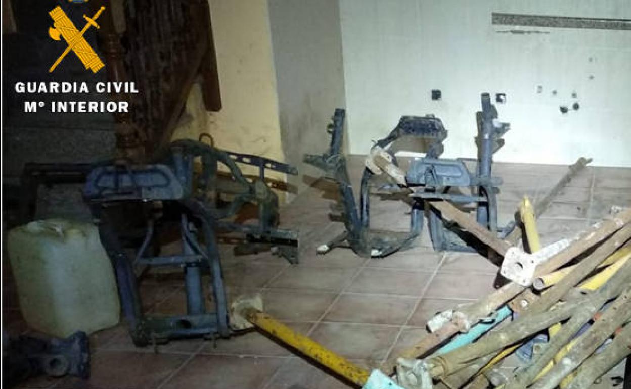 Chasis encontrados por los agentes en la casa 'okupada'.