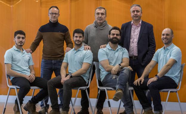 El equipo, junto a Óscar Lanza (tutor), Roberto Río (director pedagógico de Salesianos) y Antonio Ruiz (Ecrimesa).