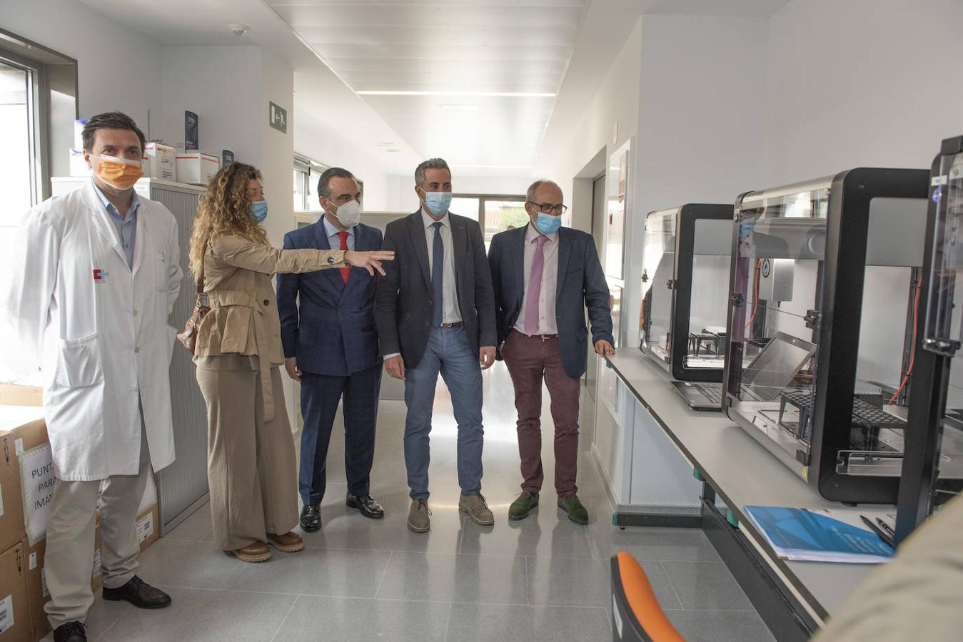 Valdecilla ya tiene instalada y a pleno rendimiento una nueva estación robótica dotada con ocho robots inteligentes, que permiten, en una situación de necesidad, realizar hasta 2.400 pruebas PCR diarias.