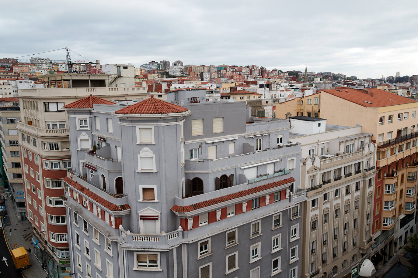 21 vecinos fueron desalojados de este edificio al detectar que «estaba mucho peor de lo que cabía esperar«, asegura el ingeniero Joaquín Calonge. Pasados ya varios días, todo indica que la seguridad va a seguir primando en el protocolo. «No sabemos cuántos pilares van a encontrarse en muy malas condiciones. Lo lógico es pensar que no va a haber más tan mal como este, pero no lo podemos asegurar. Por eso lo lógico, lo más sensato, es realizar las obras con el edificio vacío, sin vecinos ni comercios», aclara el experto elegido por la comunidad. Calonge fue contratado hace tres años para diseñar el plan de rehabilitación del edificio desde que el Consistorio abriera un expediente administrativo a los vecinos tras comprobarse que existían deficiencias estructurales.