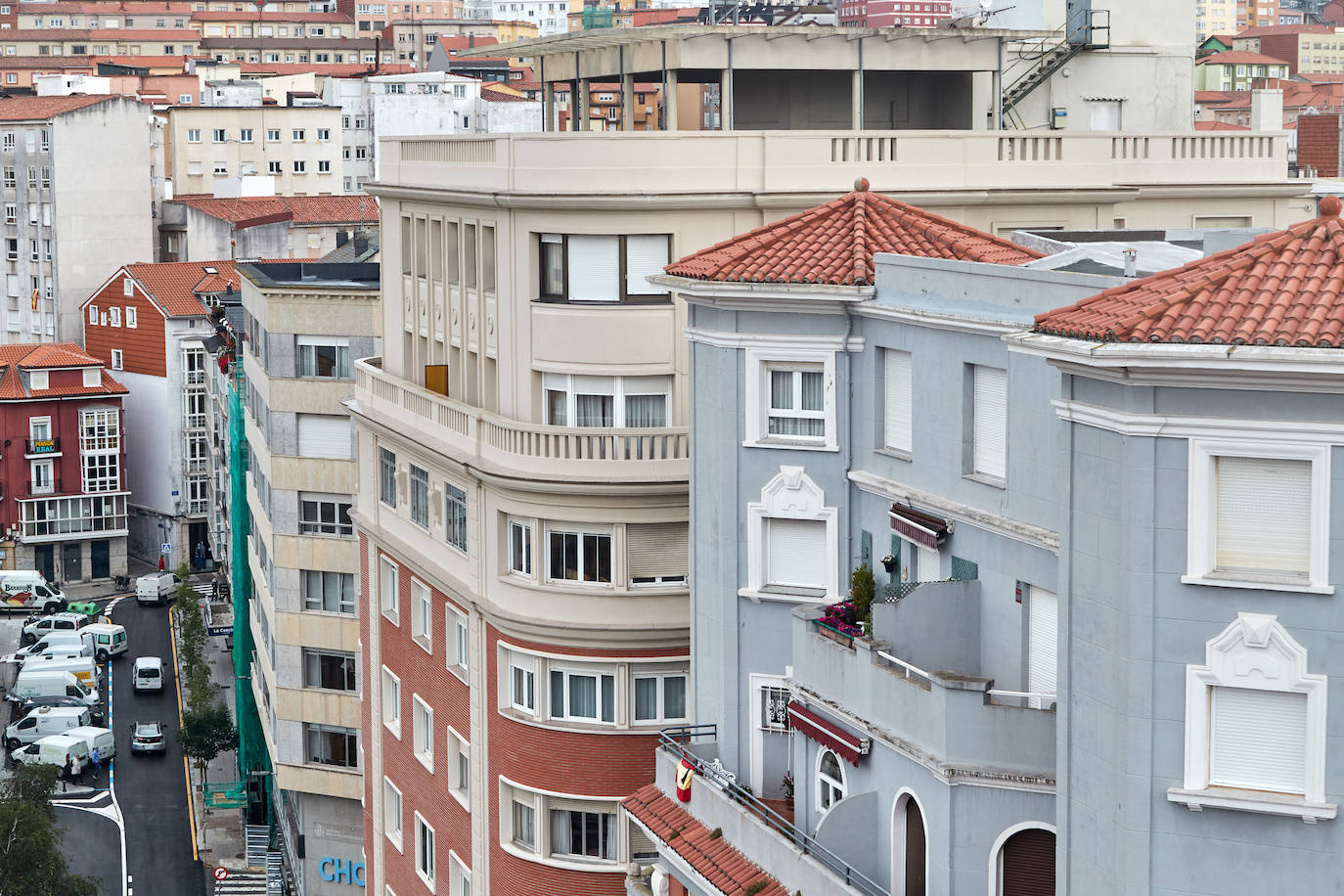 21 vecinos fueron desalojados de este edificio al detectar que «estaba mucho peor de lo que cabía esperar«, asegura el ingeniero Joaquín Calonge. Pasados ya varios días, todo indica que la seguridad va a seguir primando en el protocolo. «No sabemos cuántos pilares van a encontrarse en muy malas condiciones. Lo lógico es pensar que no va a haber más tan mal como este, pero no lo podemos asegurar. Por eso lo lógico, lo más sensato, es realizar las obras con el edificio vacío, sin vecinos ni comercios», aclara el experto elegido por la comunidad. Calonge fue contratado hace tres años para diseñar el plan de rehabilitación del edificio desde que el Consistorio abriera un expediente administrativo a los vecinos tras comprobarse que existían deficiencias estructurales.