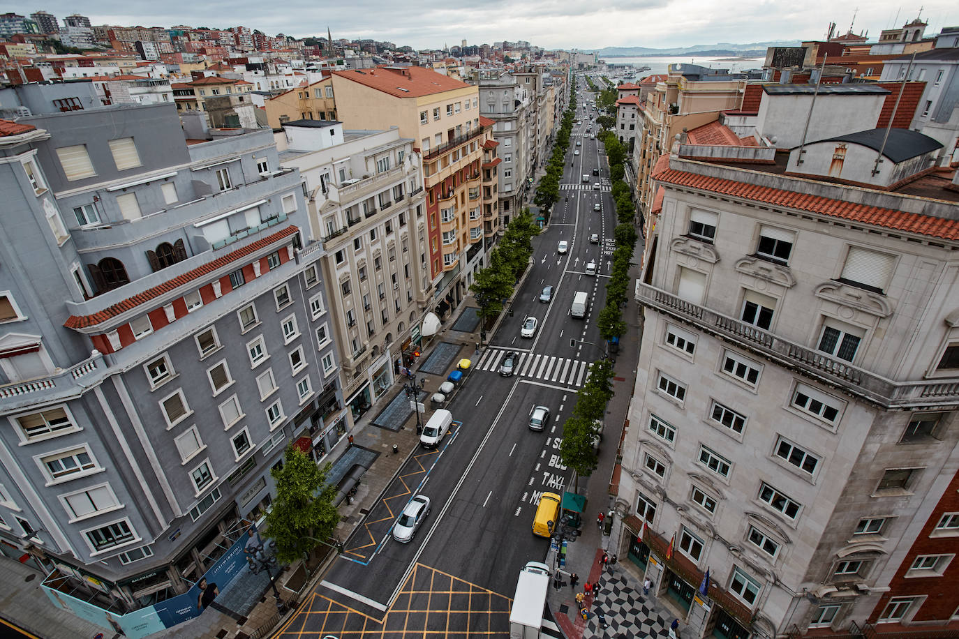 21 vecinos fueron desalojados de este edificio al detectar que «estaba mucho peor de lo que cabía esperar«, asegura el ingeniero Joaquín Calonge. Pasados ya varios días, todo indica que la seguridad va a seguir primando en el protocolo. «No sabemos cuántos pilares van a encontrarse en muy malas condiciones. Lo lógico es pensar que no va a haber más tan mal como este, pero no lo podemos asegurar. Por eso lo lógico, lo más sensato, es realizar las obras con el edificio vacío, sin vecinos ni comercios», aclara el experto elegido por la comunidad. Calonge fue contratado hace tres años para diseñar el plan de rehabilitación del edificio desde que el Consistorio abriera un expediente administrativo a los vecinos tras comprobarse que existían deficiencias estructurales.