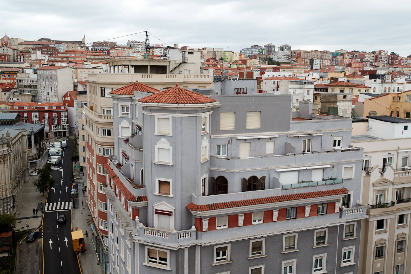 21 vecinos fueron desalojados de este edificio al detectar que «estaba mucho peor de lo que cabía esperar«, asegura el ingeniero Joaquín Calonge. Pasados ya varios días, todo indica que la seguridad va a seguir primando en el protocolo. «No sabemos cuántos pilares van a encontrarse en muy malas condiciones. Lo lógico es pensar que no va a haber más tan mal como este, pero no lo podemos asegurar. Por eso lo lógico, lo más sensato, es realizar las obras con el edificio vacío, sin vecinos ni comercios», aclara el experto elegido por la comunidad. Calonge fue contratado hace tres años para diseñar el plan de rehabilitación del edificio desde que el Consistorio abriera un expediente administrativo a los vecinos tras comprobarse que existían deficiencias estructurales.