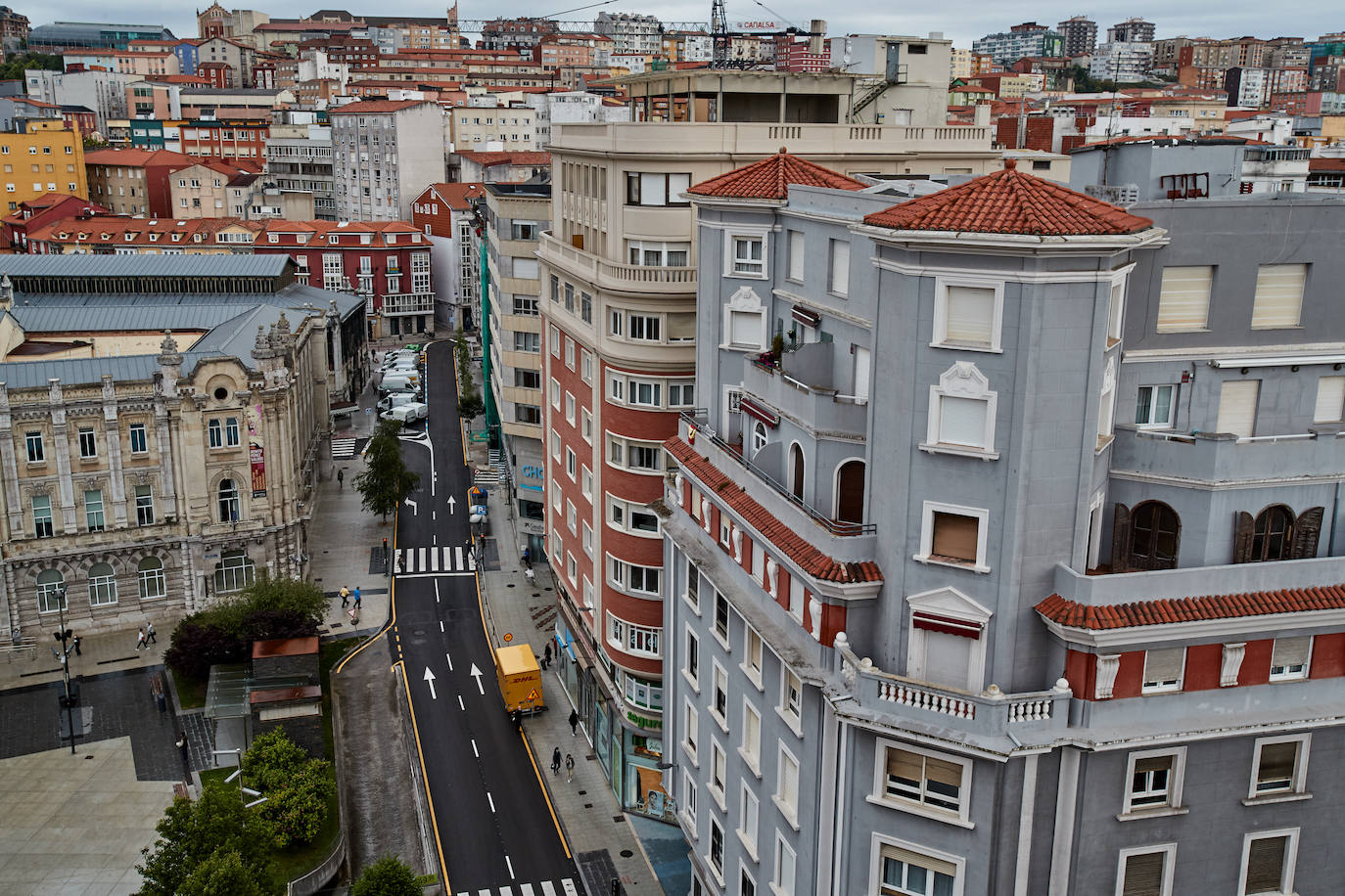 21 vecinos fueron desalojados de este edificio al detectar que «estaba mucho peor de lo que cabía esperar«, asegura el ingeniero Joaquín Calonge. Pasados ya varios días, todo indica que la seguridad va a seguir primando en el protocolo. «No sabemos cuántos pilares van a encontrarse en muy malas condiciones. Lo lógico es pensar que no va a haber más tan mal como este, pero no lo podemos asegurar. Por eso lo lógico, lo más sensato, es realizar las obras con el edificio vacío, sin vecinos ni comercios», aclara el experto elegido por la comunidad. Calonge fue contratado hace tres años para diseñar el plan de rehabilitación del edificio desde que el Consistorio abriera un expediente administrativo a los vecinos tras comprobarse que existían deficiencias estructurales.