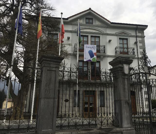 Exterior del Ayuntamiento de Guriezo.