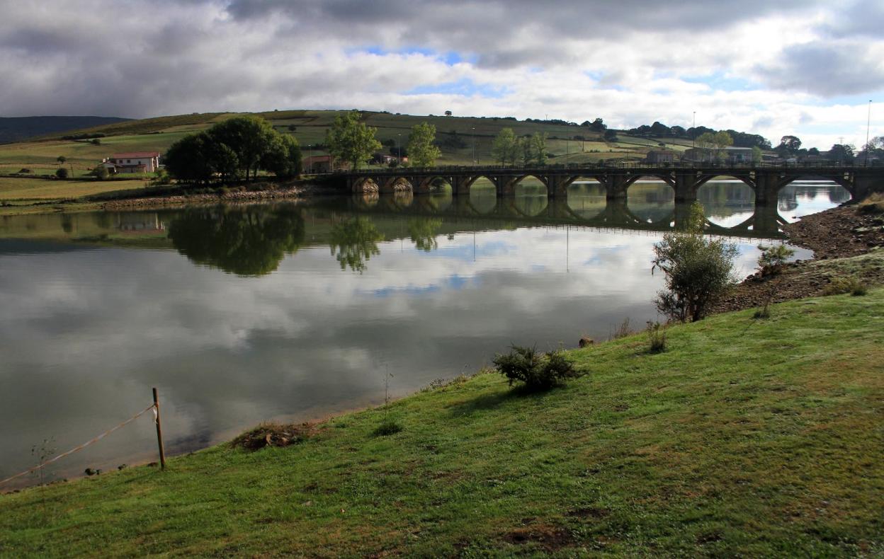 Vista del puente antiguo de La Población sobre el pantano del Ebro.