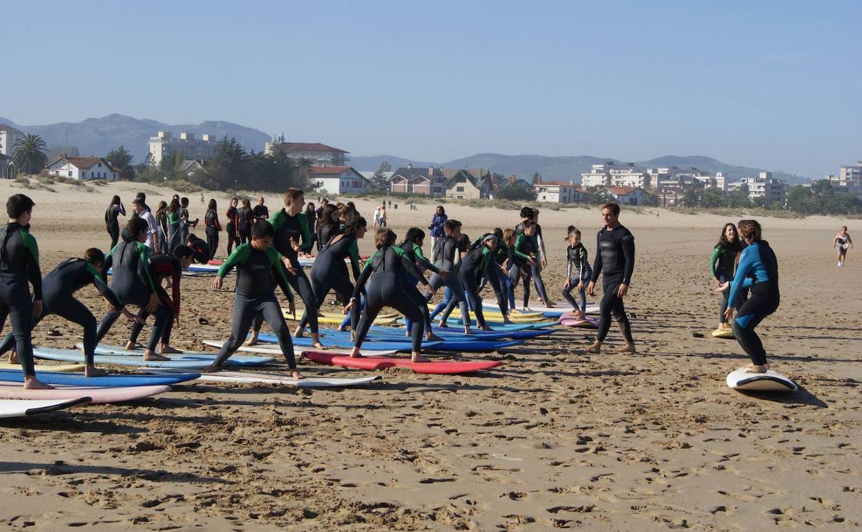 Imagen de archivo de unas clases de surf en Laredo