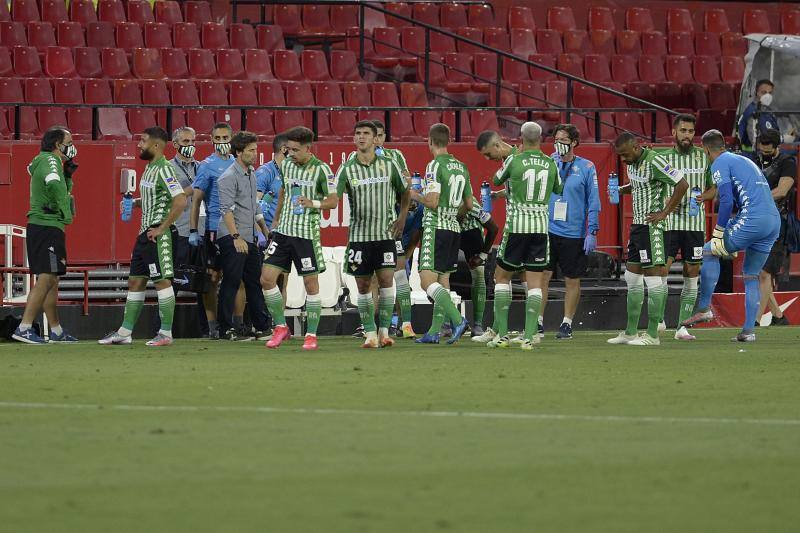 Fotos: Las imágenes del derbi sevillano más simbólico y extraño