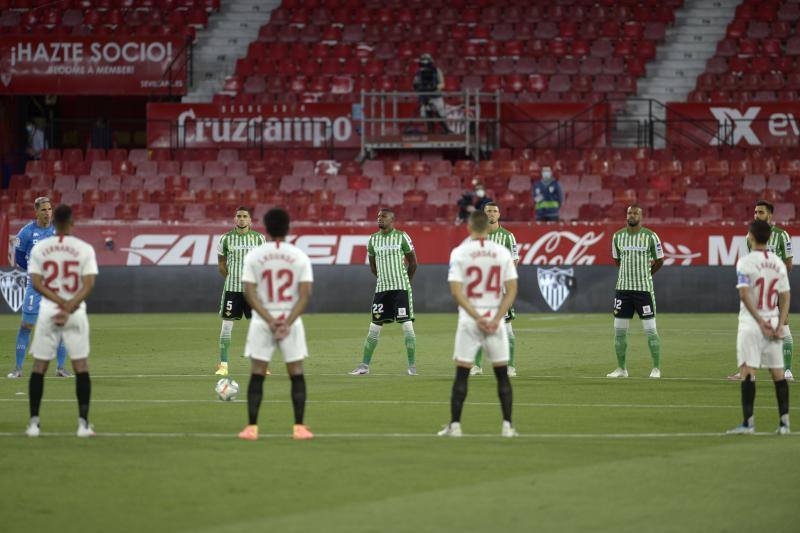 Fotos: Las imágenes del derbi sevillano más simbólico y extraño