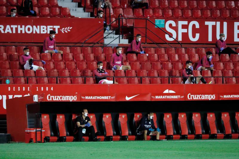 Fotos: Las imágenes del derbi sevillano más simbólico y extraño