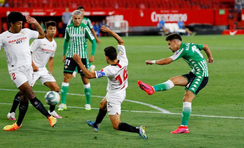 Fotos: Las imágenes del derbi sevillano más simbólico y extraño