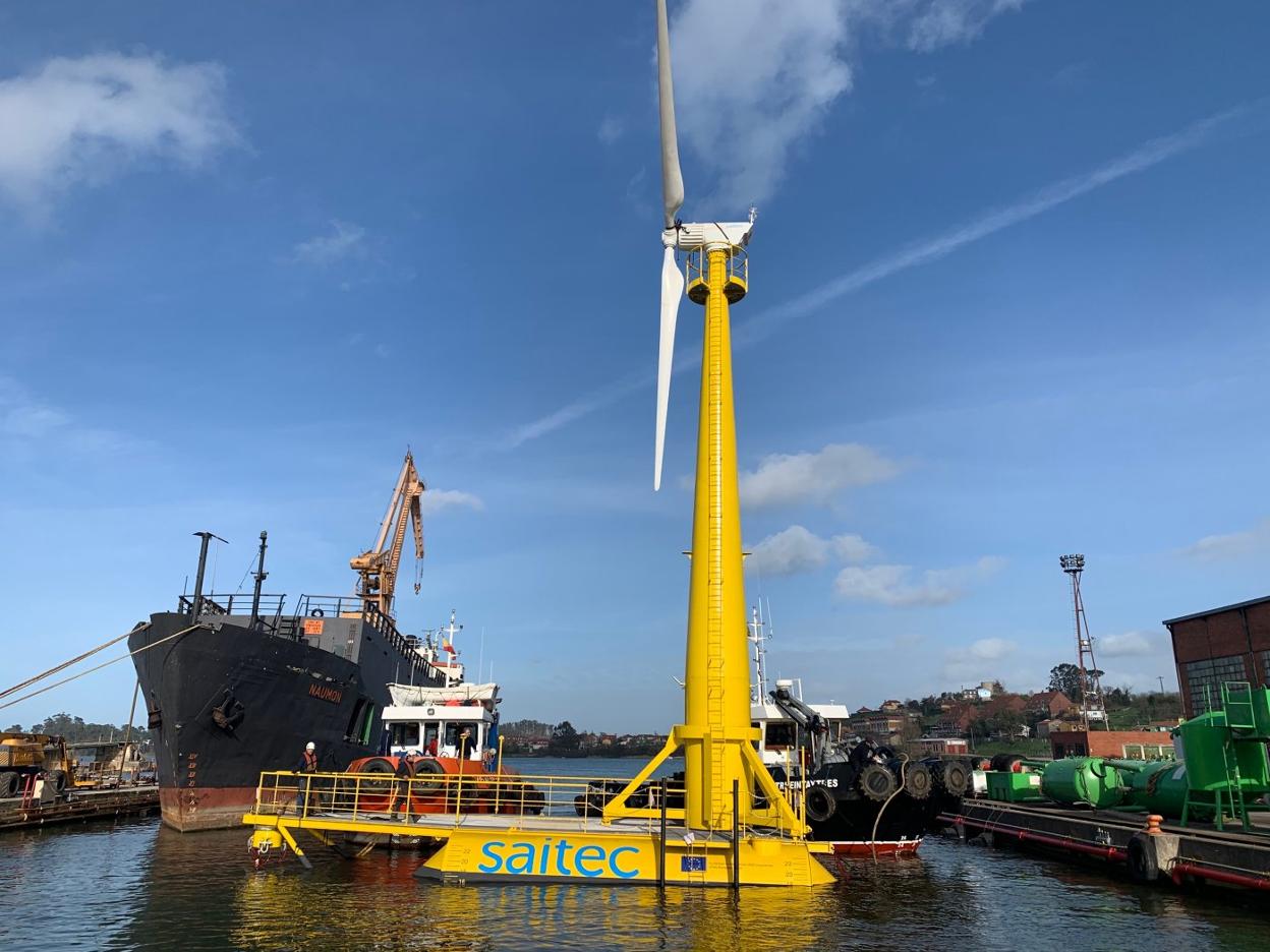 La plataforma eólica que Saitec llevará a El Sardinero, a flote en los muelles de Astander.